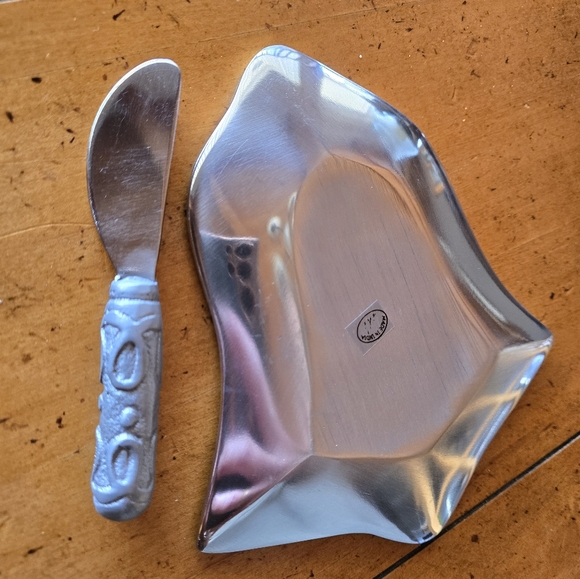 New pewter Christmas plate with spreader. - Picture 6 of 10